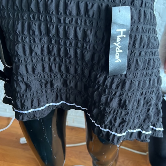 Asymmetrical black tunic with white trim - Picture 4 of 6